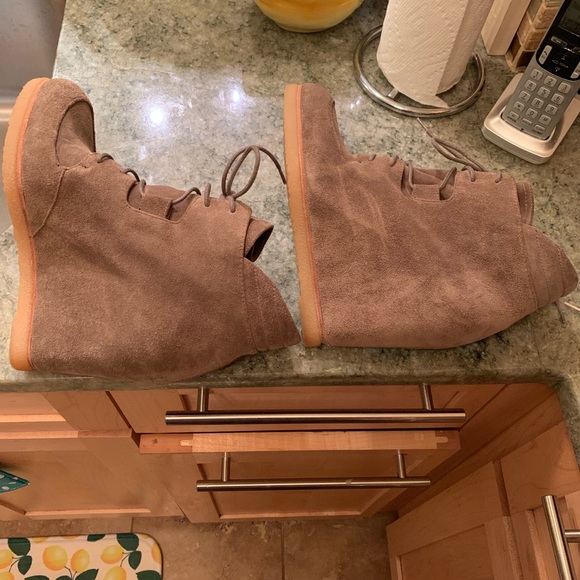 Stuart Weitzman suede hidden platform shoes - Picture 5 of 6